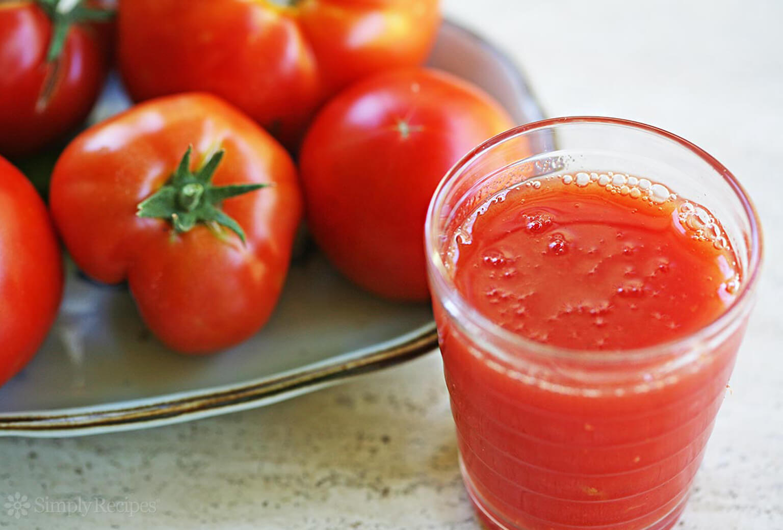 Сделать томатный сок из домашних помидор. Томатный сок. Сок из помидор. Сок о! Томат. Домашний сок из помидор.