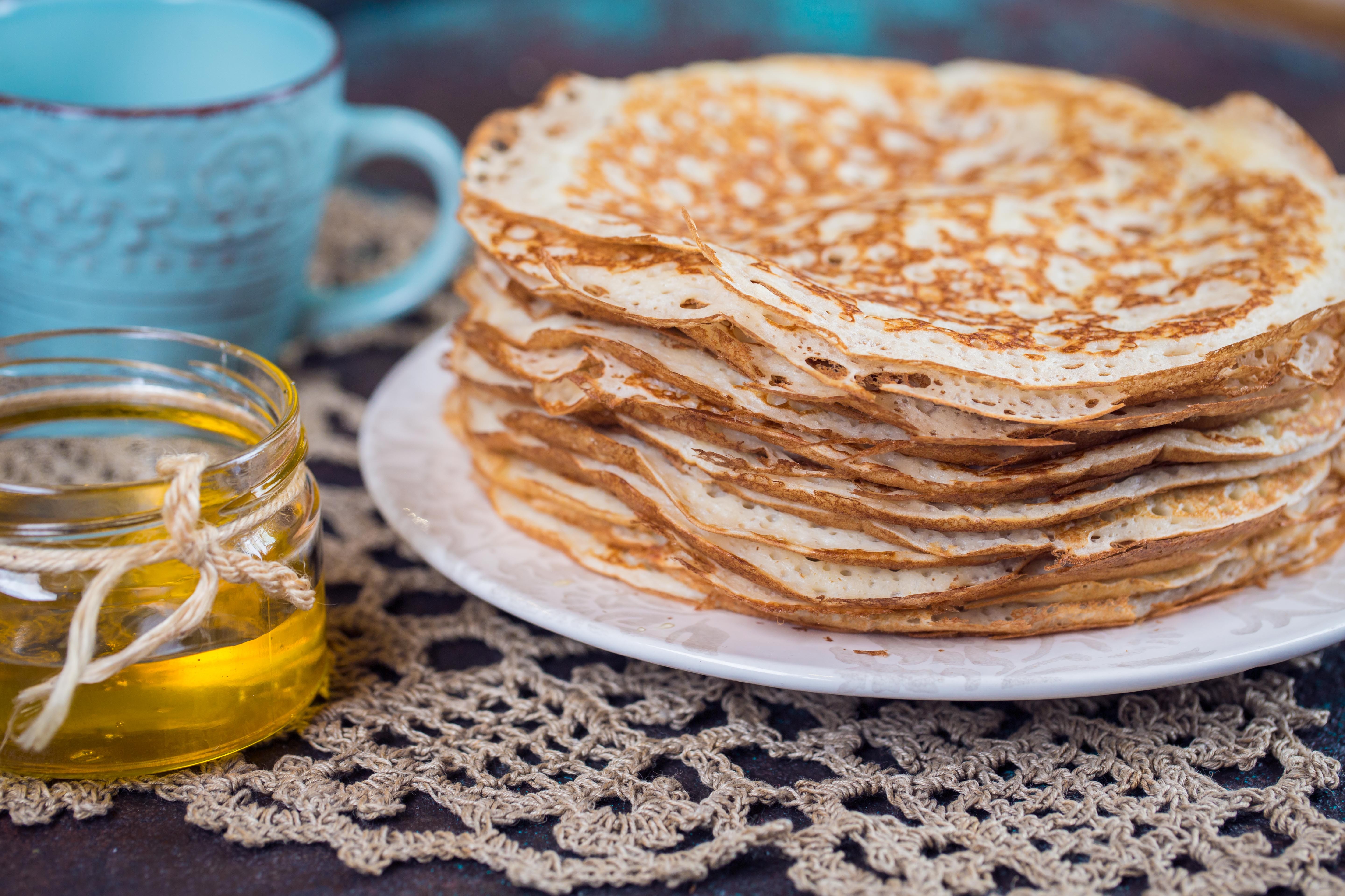 Вкусные блины на кефире с дырочками. Ажурные блинчики. Кружевные блины на молоке. Блины ажурные дрожжевые. Ажурные блинчики на молоке.