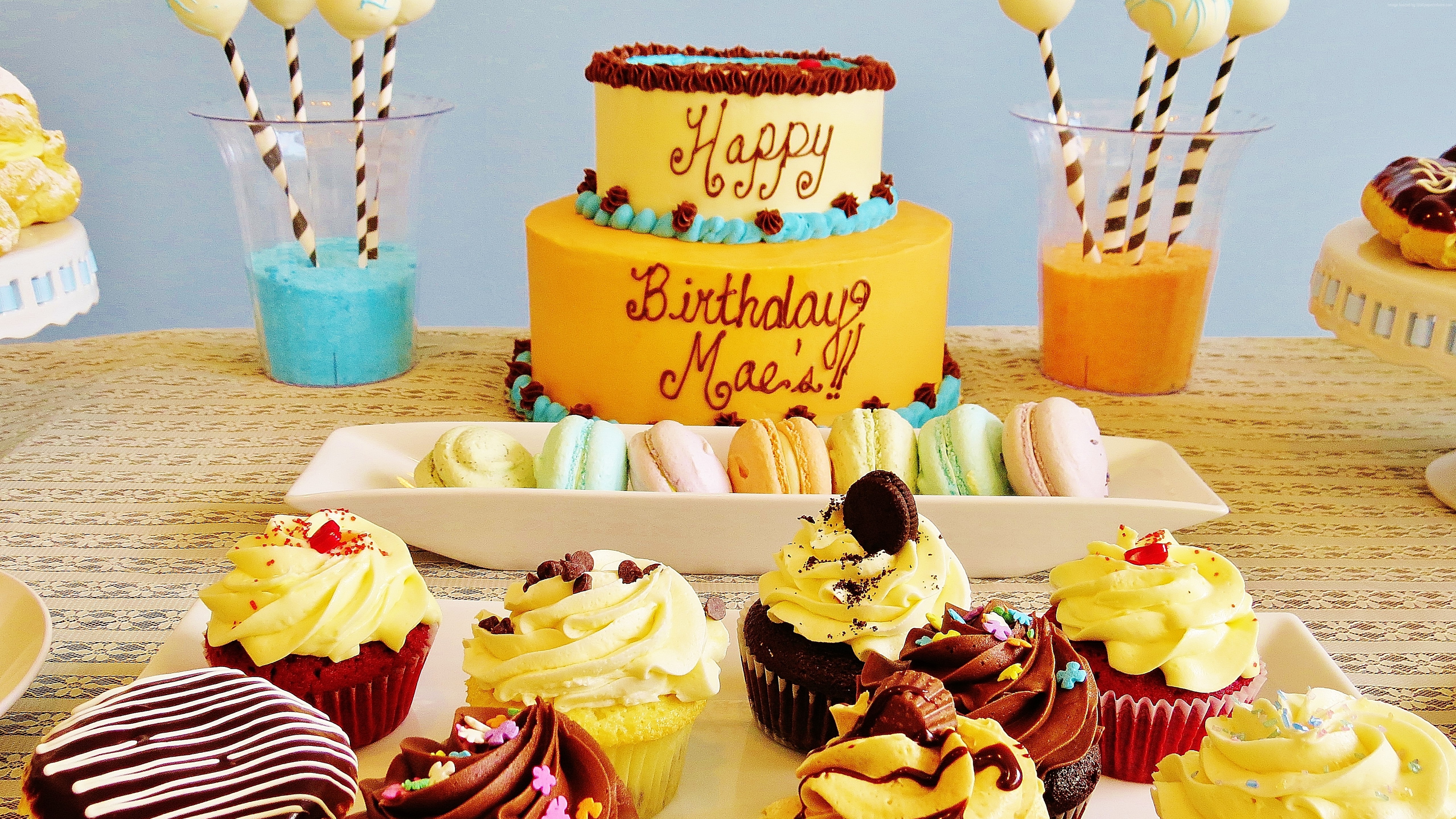 Заказать на работу еду день рождение. Сладости на день рождения. Торт с днем рождения!. Красивые тортики на день рождения. Торт и капкейки.