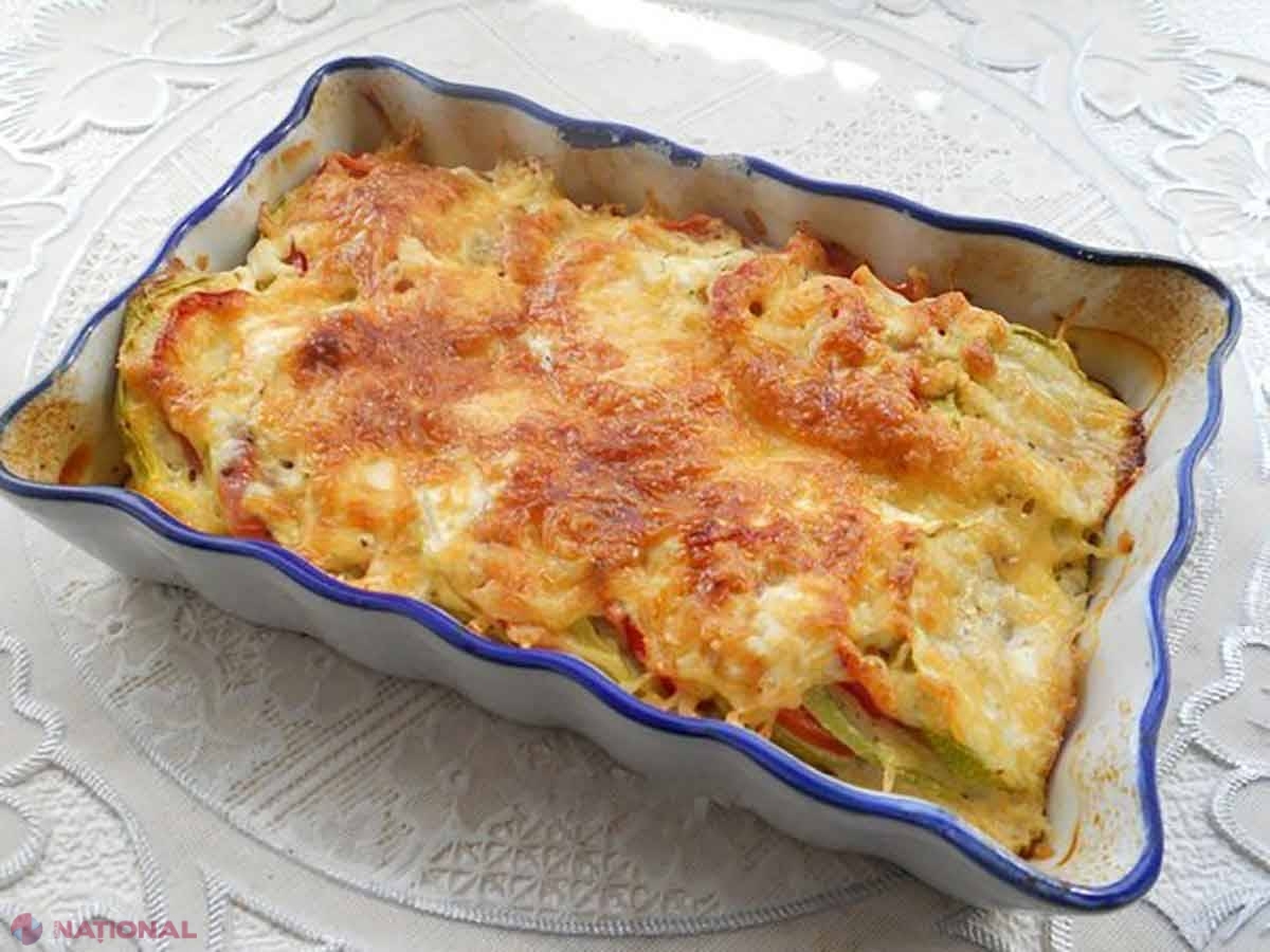 Вкусные рецепты запеченные в духовке. Кабачки в духовке с сыром и помидорами. Кабачки запеченные в духовке с сыром. Кабачки запеченные с помидорами и сыром запеченные в духовке. Кабачки запечённые в духовке с помидорами и сыром.