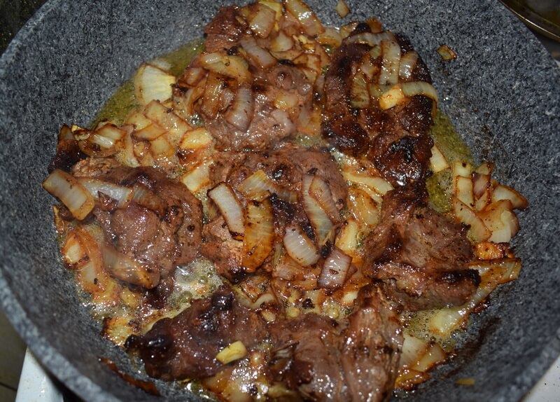 Свинина с луком на сковороде рецепт с фото пошагово