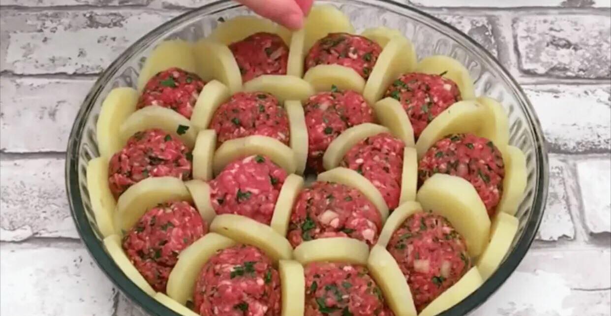 Картошка кружочками с фрикадельками в духовке