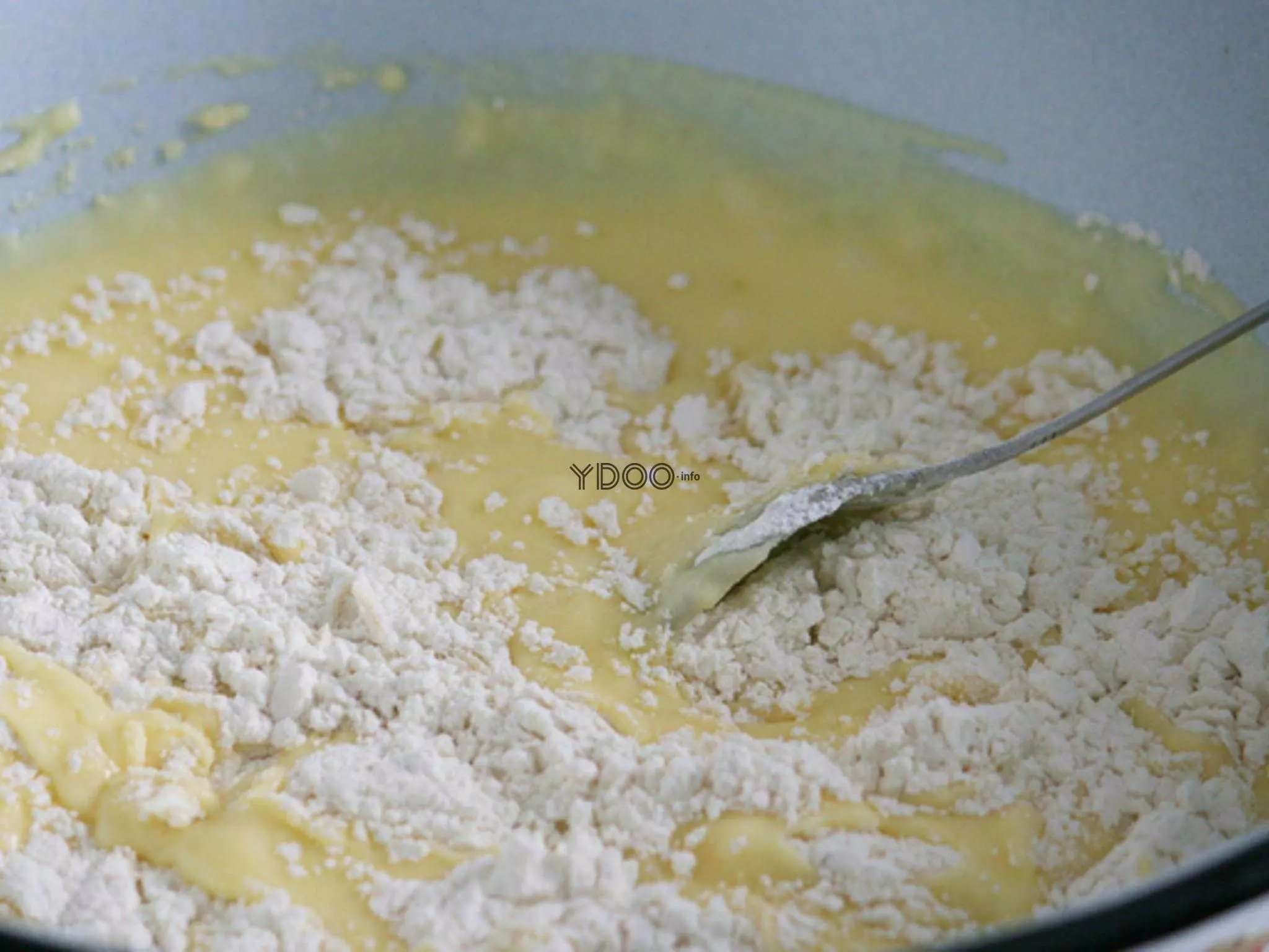 Масло сливочное яйцо сода мука. Перемешиваем муку с сахаром добавляем яйцо. Добавление муки в смесь сахара и яиц. Взбить творог с яйцами. Взбитые яйца с сахаром и мукой.