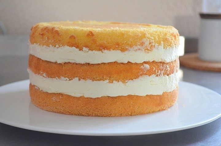 В торт между коржей. Крем для коржей. Бисквитные коржи промазывают кремом. Сборка бисквитного торта. Торт с ванильным бисквитом.