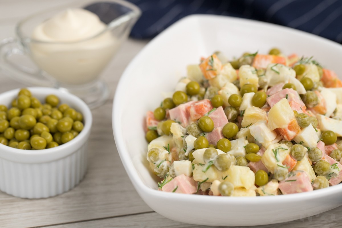 Салат оливье с курицей и свежим огурцом и зеленым горошком рецепт с фото